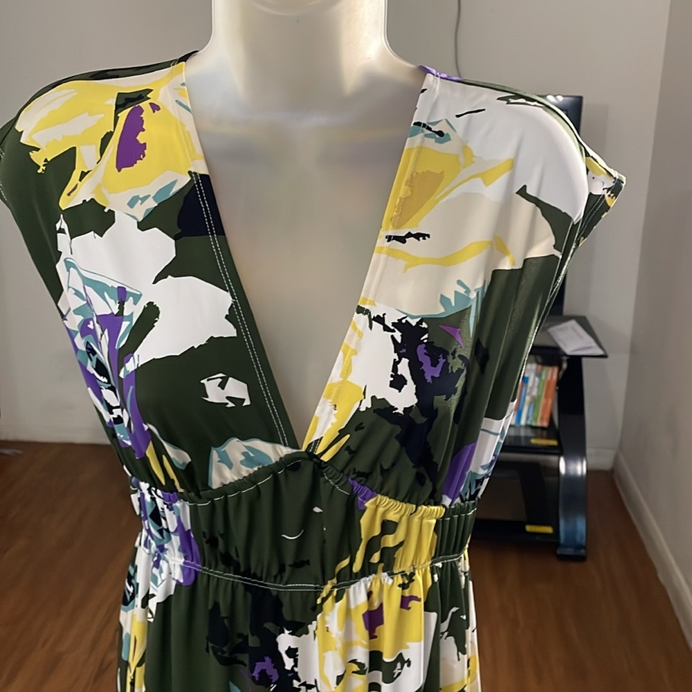 💥NEW ITEM💥 Floral V-Neck Dress